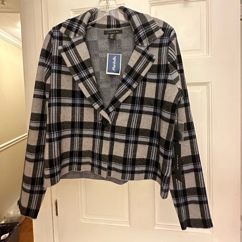 Cute plaid cropped sweater! Extremely soft.